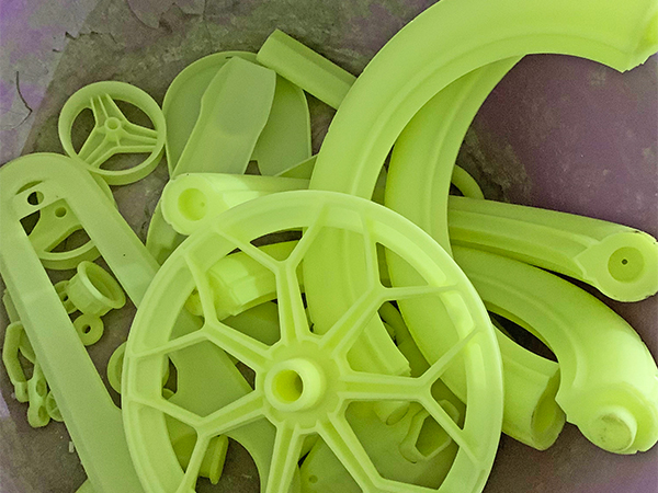 黄色树脂打印雕像