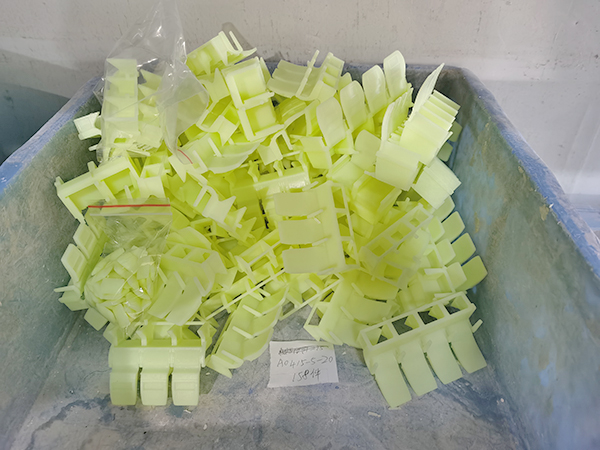 黄绿色树脂打印电器零...