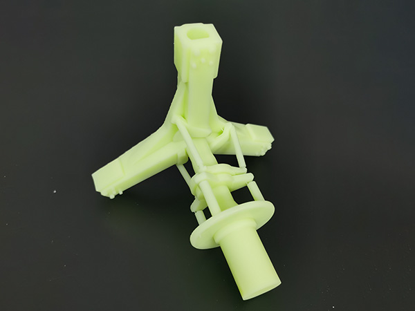 715飞机零件黄色光...